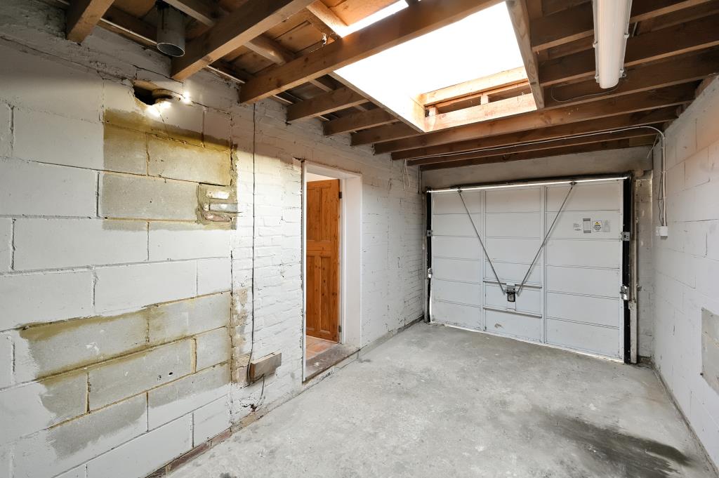 Lot: 152 - TERRACE HOUSE IN DESIRABLE LOCATION - Garage